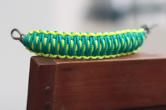 indilines steht für geflochtene Hundeleinen, geknüpfte Halsbänder und Hundegeschirre in Handarbeit hergestellt. Flechtleinen von indilines in Handarbeit hergestellt. Suchen Sie eine individuell geflochtene oder geknüpfte Hundeleine, Halsband oder Hundegeschirr? Eine Hundeleine soll 2 m oder 3 m lang sein oder eine Handschlaufe haben?