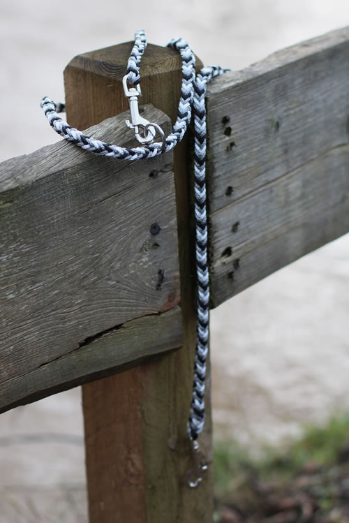 indilines steht für geflochtene Hundeleinen, geknüpfte Halsbänder und Hundegeschirre in Handarbeit hergestellt. Flechtleinen von indilines in Handarbeit hergestellt. Suchen Sie eine individuell geflochtene oder geknüpfte Hundeleine, Halsband oder Hundegeschirr? Eine Hundeleine soll 2 m oder 3 m lang sein oder eine Handschlaufe haben?